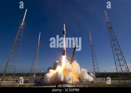 5 décembre 2019, Cape Canaveral, FL, États-Unis : la fusée SpaceX Falcon 9 décolle avec la capsule cargo commerciale Dragon lors de la mission CRS-19 vers la Station spatiale internationale depuis le complexe de lancement spatial 40 sur la Station aérienne de Cape Canaveral le 5 décembre 2019 à Cape Canaveral, Floride. Le Dragon livrera environ 5 700 livres d'instruments scientifiques, de fournitures d'équipage et de matériel au laboratoire orbital et à son équipage. (Crédit image : © SpaceX/Planet Pix via ZUMA Wire) Banque D'Images