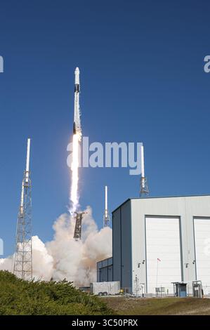 5 décembre 2019, Cape Canaveral, FL, États-Unis : Cape Canaveral, États-Unis. 05 décembre 2019. La fusée SpaceX Falcon 9 décolle avec la capsule de fret commercial Dragon lors de la mission CRS-19 vers la Station spatiale internationale depuis le complexe de lancement spatial 40 sur la Station aérienne de Cape Canaveral le 5 décembre 2019 à Cape Canaveral, en Floride. Le Dragon livrera environ 5 700 livres d'instruments scientifiques, de fournitures d'équipage et de matériel au laboratoire orbital et à son équipage. . Crédit : Kim Shiflett/NASA/Alamy Live News (crédit image : © Tony Gray/NASA/Planet Pix via ZUMA Wire) Banque D'Images