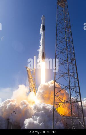 5 décembre 2019, Cape Canaveral, FL, États-Unis : la fusée SpaceX Falcon 9 décolle avec la capsule cargo commerciale Dragon lors de la mission CRS-19 vers la Station spatiale internationale depuis le complexe de lancement spatial 40 sur la Station aérienne de Cape Canaveral le 5 décembre 2019 à Cape Canaveral, Floride. Le Dragon livrera environ 5 700 livres d'instruments scientifiques, de fournitures d'équipage et de matériel au laboratoire orbital et à son équipage. (Crédit image : © SpaceX/Planet Pix via ZUMA Wire) Banque D'Images