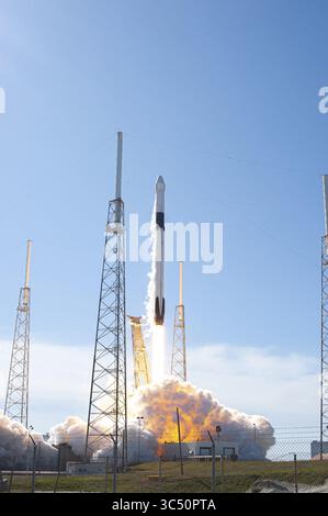 5 décembre 2019, Cape Canaveral, FL, États-Unis : Cape Canaveral, États-Unis. 05 décembre 2019. La fusée SpaceX Falcon 9 décolle avec la capsule de fret commercial Dragon lors de la mission CRS-19 vers la Station spatiale internationale depuis le complexe de lancement spatial 40 sur la Station aérienne de Cape Canaveral le 5 décembre 2019 à Cape Canaveral, en Floride. Le Dragon livrera environ 5 700 livres d'instruments scientifiques, de fournitures d'équipage et de matériel au laboratoire orbital et à son équipage. . Crédit : Kim Shiflett/NASA/Alamy Live News (crédit image : © Tony Gray/NASA/Planet Pix via ZUMA Wire) Banque D'Images