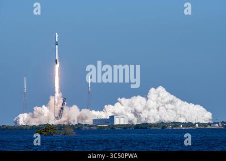 5 décembre 2019, Cape Canaveral, FL, États-Unis : la fusée SpaceX Falcon 9 décolle avec la capsule cargo commerciale Dragon lors de la mission CRS-19 vers la Station spatiale internationale depuis le complexe de lancement spatial 40 sur la Station aérienne de Cape Canaveral le 5 décembre 2019 à Cape Canaveral, Floride. Le Dragon livrera environ 5 700 livres d'instruments scientifiques, de fournitures d'équipage et de matériel au laboratoire orbital et à son équipage. (Crédit image : © SpaceX/Planet Pix via ZUMA Wire) Banque D'Images