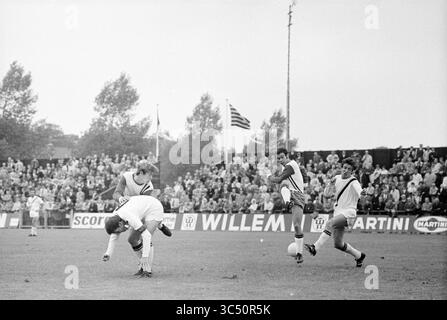 OG - Bloemendaal, Voetbal VV Schoten, onze Gezellen, Renova, 21-09-1969 Whizgle News, Dutch Desk, pays-Bas, 1950-2000 Un match de football se déroule alors que les joueurs font preuve d'une compétition intense sur le terrain, tandis qu'une foule importante regarde depuis les lignes de touche. Un joueur saute pour s'attaquer à un autre, mettant en valeur la nature dynamique et animée du jeu. Banque D'Images
