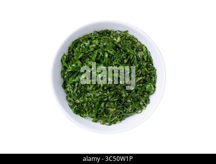 Lanières de chou frisé cuites, plat typique de feijoada brésilien dans un bol isolé sur fond blanc. Banque D'Images