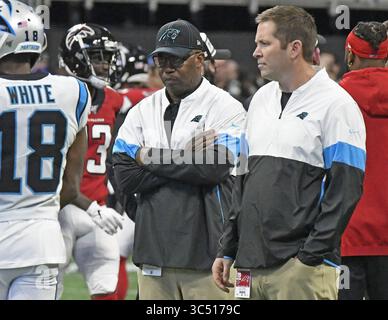 3 juillet 2018, Atlanta, GA, États-Unis : L'entraîneur-chef intérimaire des Carolina Panthers, Perry Fewell, à gauche, et le coordinateur offensif intérimaire Scott Turner regardent l'équipe pendant les échauffements avant de jouer contre les Atlanta Falcons le dimanche 8 décembre 2019 au stade Mercedes-Benz d'Atlanta, en Géorgie (crédit image : © TNS via ZUMA Wire) Banque D'Images