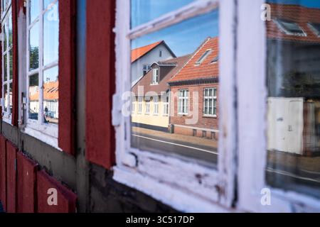 Reflets de maisons de rang danoises dans la vitre de fenêtre altérée Banque D'Images