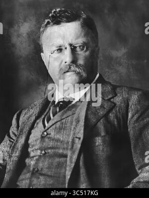 13 juin 2019, Chicago, Illinois, États-Unis : Theodore Roosevelt (1858-1919), 26e président des États-Unis 1901-09, portrait en demi-longueur, photographie de Moffett Studio, Chicago, 1910 (image crédit : © JT Vintage/Glasshouse via ZUMA Wire) Banque D'Images