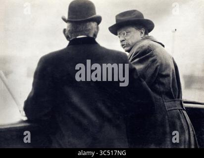 13 juin 2019, Danemark : ancien président américain Theodore Roosevelt, portrait en demi-longueur avec Richelieu, chef de la marine marchande norvégienne, à bord de la reine Maud, lors du voyage d'Elsinore à Copenhague, American Press Association, mai 1910 (image crédit : © JT Vintage/Glasshouse via ZUMA Wire) Banque D'Images
