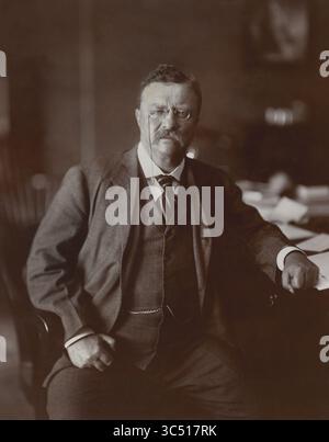 25 juin 2019, Chicago, Illinois, États-Unis : Theodore Roosevelt (1858-1919), 26e président des États-Unis 1901-09, Half-Length assis Portrait, photographie de Moffett Studio, Chicago, 1910 (crédit image : © JT Vintage/Glasshouse via ZUMA Wire) Banque D'Images
