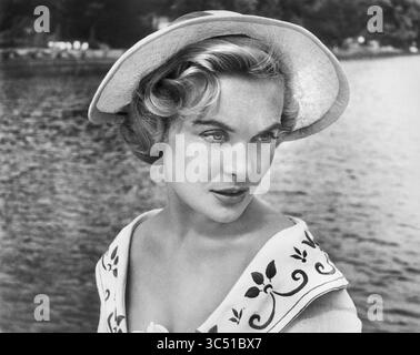 6 juin 2019, États-Unis : Shirley Eaton, sur le plateau du film, ''trois hommes dans un bateau'', Romulus films, 1956 (crédit image : © JT Vintage/Glasshouse via ZUMA Wire) Banque D'Images