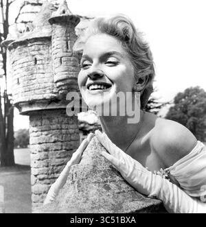 6 juin 2019, États-Unis : Shirley Eaton, sur le plateau du film, ''trois hommes dans un bateau'', Romulus films, 1956 (crédit image : © JT Vintage/Glasshouse via ZUMA Wire) Banque D'Images