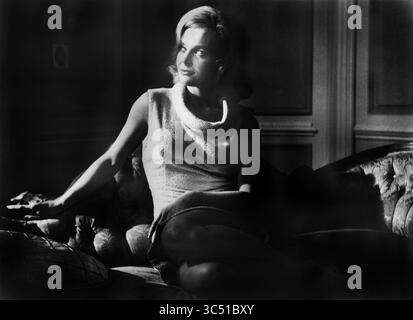 7 juin 2019, États-Unis : Shirley Eaton, sur le plateau du film, ''The Girl Hunters'', Colorama Features, 1963 (crédit image : © JT Vintage/Glasshouse via ZUMA Wire) Banque D'Images