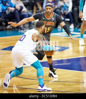 8 décembre 2019, Charlotte, Caroline du Nord, États-Unis : le garde des Atlanta Hawks VINCE CARTER (15 ans) défend contre les Charlotte Hornets Forward MILES BRIDGE (0 ans) lors d'un match NBA au Spectrum Center. (Crédit image : © Rusty Jones/ZUMA Wire) Banque D'Images