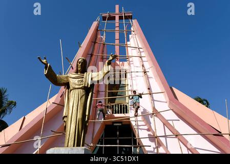 8 décembre 2019, Guwahati, Inde : des ouvriers peignent sur une église avant Noël, à Guwahati. (Crédit image : © David Talukdar/ZUMA Wire) Banque D'Images
