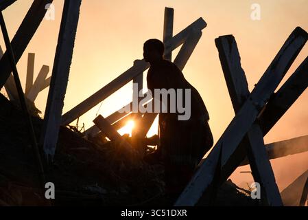 8 décembre 2019, Guwahati, Inde : une femme à la recherche de matériaux recyclables sur les rives de la rivière Brahmapoutre. (Crédit image : © David Talukdar/ZUMA Wire) Banque D'Images