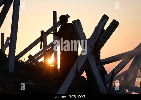 8 décembre 2019, Guwahati, Inde : une femme à la recherche de matériaux recyclables sur les rives de la rivière Brahmapoutre. (Crédit image : © David Talukdar/ZUMA Wire) Banque D'Images