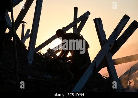 8 décembre 2019, Guwahati, Inde : une femme à la recherche de matériaux recyclables sur les rives de la rivière Brahmapoutre. (Crédit image : © David Talukdar/ZUMA Wire) Banque D'Images