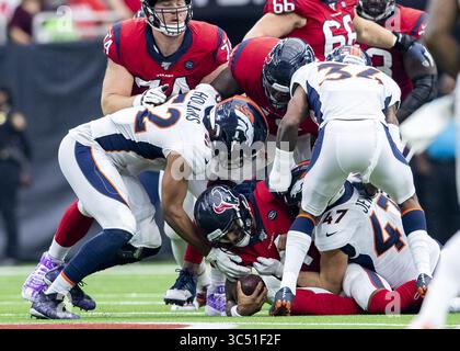 8 décembre 2019, Houston, Texas, États-Unis : 08 décembre, 2019 : Josey Jewell (47) et Justin Hollins (52) des Broncos de Denver mettent fin au quaterback Deshaun Watson (4) des Houston Texans au NRG Stadium de Houston, Texas. Maria Lysaker / ZUMA Press. (Crédit image : © Maria Lysaker/ZUMA Wire) Banque D'Images