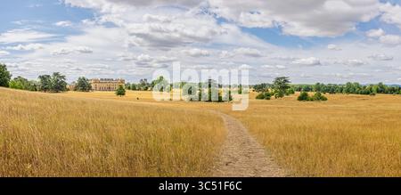Vue panoramique de Croome court Country House à travers le parc blanchi par le soleil à Croome, près de Worcester, Worcestershire, Royaume-Uni le 16 juillet 2025 Banque D'Images