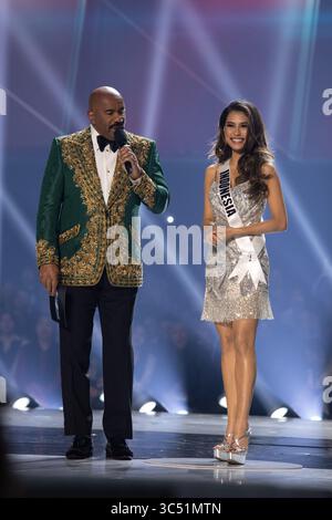 8 décembre, Atlanta, Géorgie, États-Unis : Frederika Cull, Miss Indonésie 2019 sur scène à la mode par Sherri Hill en tant que finaliste du Top 20 avec Steve Harvey lors de la compétition Miss Univers en direct des studios Tyler Perry à Atlanta. Les concurrents du monde entier ont passé ces dernières semaines à tourner, filmer, répéter et se préparer à concourir pour la couronne Miss Univers. (Crédit image : © Miss Universe Organization/ZUMA Wire/ZUMAPRESS.com) Banque D'Images