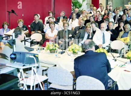 Felix Rottenberg à Bennebroek, Bennebroek, 21-06-2000 Whizgle News, Dutch Desk, pays-Bas, 1950-2000 Un groupe diversifié de personnes écoute attentivement lors d'une discussion en groupe, avec différents intervenants engagés au premier plan. Le public, composé d’individus d’horizons différents, semble concentré et impliqué, entouré d’arrangements floraux sur des tables. Banque D'Images