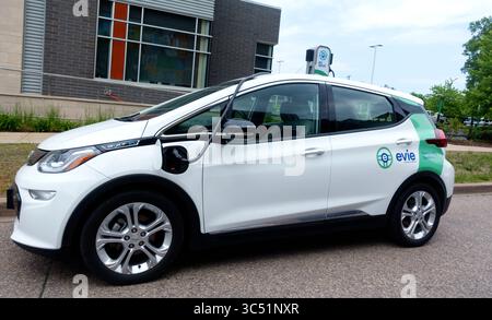 Voiture de location électrique Evie en cours de charge en attendant le prochain client. St Paul Minnesota MN États-Unis Banque D'Images