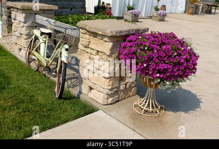 Vélo garé près de l'entrée de la belle ferme Ashley offrant un service complet pour les mariages. Yorkville Illinois il États-Unis Banque D'Images