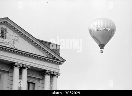 Ballon au-dessus du bâtiment du gouvernement provincial, Haarlem, pays-Bas, 30-06-1992 Whizgle News, Dutch Desk, pays-Bas, 1950-2000 Une montgolfière avec une marque distincte flotte gracieusement au-dessus d'une structure architecturale classique avec des détails ornés et des colonnes élégantes. Banque D'Images