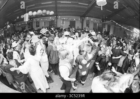 Carnaval à Noordwijkerhout, Carnaval, 22-02-1971 Whizgle News, Dutch Desk, pays-Bas, 1950-2000 Un rassemblement animé rempli de gens en tenue festive, dansant et célébrant ensemble dans une atmosphère vibrante, décoré de lanternes suspendues et de décorations colorées. Banque D'Images