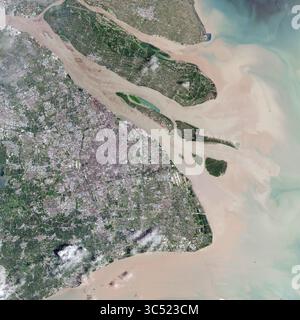 29 juillet 2019, Shanghai, Chine : la région métropolitaine chinoise de Shanghai a été classée en tête des listes de croissance économique et démographique au cours des dernières décennies. Il n'est donc pas surprenant que la ville de 24 millions d'habitants se distingue d'une autre manière : la quantité de nouvelles terres que les gens ont créées, ou « récupérées ». Deux études publiées récemment répertorient Shanghai comme la première ville au monde pour la remise en état des terres, un processus de création de terres qui implique généralement le dragage et le drainage des zones côtières peu profondes à l'aide de navires, de pompes et de boue. Les études sont basées sur des analyses d'images satellitaires Landsat. (Crédit image : © Banque D'Images