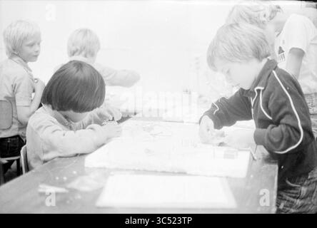 Diverses activités de sondage Stuif, sondage Stuif, 12-08-1979 Whizgle News, Dutch Desk, pays-Bas, 1950-2000 Un groupe d'enfants est engagé dans une activité artistique et artisanale, axée sur leurs projets à une table. Un enfant au premier plan travaille soigneusement sur une création, tandis que d'autres sont vus en arrière-plan, participant et observant. L’atmosphère est collaborative et créative. Banque D'Images
