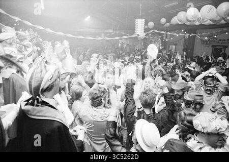 Carnaval à Noordwijkerhout, Carnaval, 22-02-1971 Whizgle News, Dutch Desk, pays-Bas, 1950-2000 Une foule animée se délecte dans une atmosphère festive, embrassant des costumes vibrants et des accessoires ludiques alors qu’ils dansent et célèbrent ensemble, entourés de décorations colorées et d’expressions joyeuses. Banque D'Images