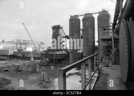 Démolition / démolition Haut fourneau 3, 17-10-1991 Whizgle News, Dutch Desk, pays-Bas, 1950-2000 paysage industriel avec de grands silos et une structure imposante, avec des grues en arrière-plan, mettant en scène une activité de machinerie lourde et de construction. Banque D'Images