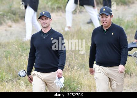 12 décembre 2019, Melbourne, Victoria, Australie : Adam Scott et Byeong Hun an de l'équipe internationale marchent sur le fairway au 1er trou de la première manche de la Presidents Cup au Royal Melbourne Golf Club à Melbourne, Victoria, Australie. (Crédit image : © Sydney Low/ZUMA Wire) Banque D'Images