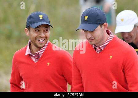 12 décembre 2019, Melbourne, Victoria, Australie : Xander Schauffele et Patrick Cantlay de l'équipe des États-Unis marchent sur le fairway au 1er trou de la première manche de la Presidents Cup au Royal Melbourne Golf Club à Melbourne, Victoria, Australie. (Crédit image : © Sydney Low/ZUMA Wire) Banque D'Images