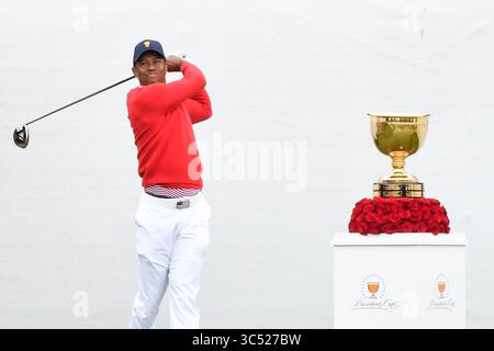12 décembre 2019, Melbourne, Victoria, Australie : Tiger Woods, capitaine de l'équipe des États-Unis part au 1er trou de la première manche de la Presidents Cup au Royal Melbourne Golf Club à Melbourne, Victoria, Australie. (Crédit image : © Sydney Low/ZUMA Wire) Banque D'Images