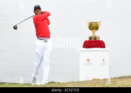 12 décembre 2019, Melbourne, Victoria, Australie : Tiger Woods, capitaine de l'équipe des États-Unis part au 1er trou de la première manche de la Presidents Cup au Royal Melbourne Golf Club à Melbourne, Victoria, Australie. (Crédit image : © Sydney Low/ZUMA Wire) Banque D'Images