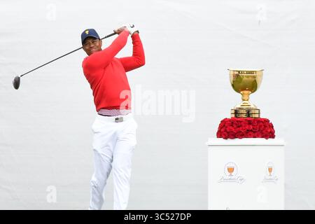 12 décembre 2019, Melbourne, Victoria, Australie : Tiger Woods, capitaine de l'équipe des États-Unis part au 1er trou de la première manche de la Presidents Cup au Royal Melbourne Golf Club à Melbourne, Victoria, Australie. (Crédit image : © Sydney Low/ZUMA Wire) Banque D'Images