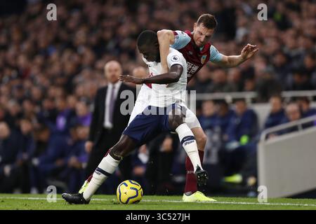 7 décembre 2019, Londres, Royaume-Uni : Davinson Sanchez de Tottenham Hotspur et Chris Wood de Burnley en action lors du match de premier League entre Tottenham Hotspur et Burnley au Tottenham Hotspur Stadium. (Crédit image : © Richard Calver/SOPA images via ZUMA Wire) Banque D'Images