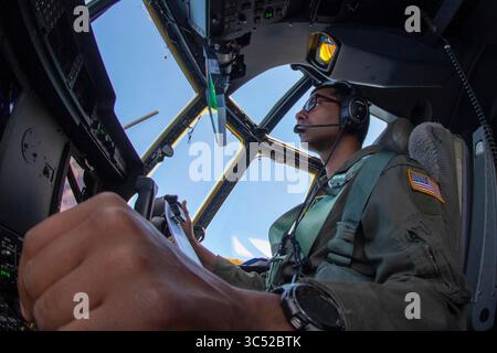 5 décembre 2019 - Andersen Air Force base, Guam - 1st. Le Lt. Gautam Venkataraman, pilote du 36e escadron de transport aérien et copilote du Santa 01 de la base aérienne de Yokota, au Japon, navigue un C-130J Super Hercules vers la zone de largage lors d'un largage d'entraînement dans le cadre de l'opération Christmas Drop 2019 à la base aérienne d'Andersen, Guam, Dec. 5, 2019. OCD est une mission d'entraînement quadrilatérale conçue pour donner aux équipages de C-130 de l'US Air Force, de la Japanese Air Self-Defense Force, de la Royal Australian Air Force et de la Royal New Zealand Air Force une chance de larguer des fournitures sur des zones de largage non surveillées dans tout le Pacifique. (Crédit IM Banque D'Images