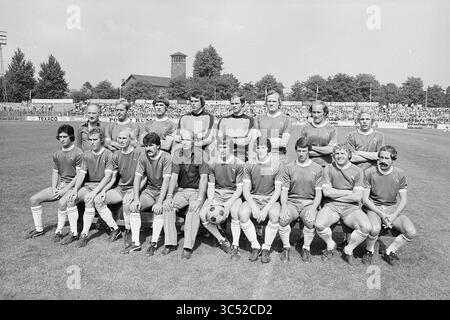 Haarlem - Robin des bois, Football Haarlem, 15-08-1976 Whizgle News, Dutch Desk, pays-Bas, 1950-2000 Une équipe de football pose ensemble sur un terrain, portant des kits assortis. Les joueurs sont disposés en deux rangées, certains à genoux devant et d'autres derrière. Ils dégagent un sentiment de camaraderie et de détermination, avec un fond d'arbres et un stade visible au loin. Banque D'Images