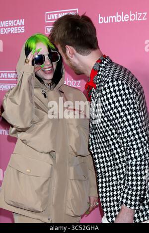 12 décembre 2019, Los Angeles, Californie, États-Unis : BILLIE EILISH et son frère/musicien FINNEAS O'CONNELL au Billboard Women in Music Event 2019 au Hollywood palladium. (Crédit image : © Kathy Hutchins via ZUMA Wire) Banque D'Images