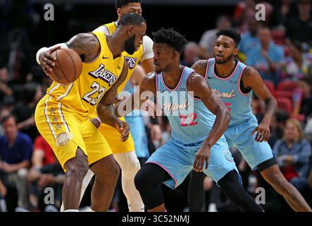 13 décembre 2019, Miami, FL, États-Unis : LeBron James (23 ans) des Los Angeles Lakers travaille contre Jimmy Butler (22 ans) des Miami Heat au premier trimestre à l'AmericanAirlines Arena de Miami le 13 décembre 2019. (Crédit image : © TNS via ZUMA Wire) Banque D'Images