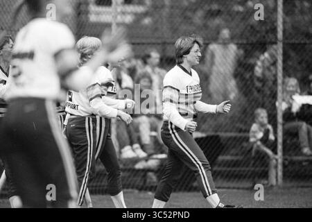 Softball Ladies Terrasvogels, 00-06-1983 Whizgle News, Dutch Desk, pays-Bas, 1950-2000 Un groupe de femmes vêtues d'uniformes d'athlétisme assortis est vu participer à un sport d'équipe, faisant preuve de camaraderie et de détermination. La foule en arrière-plan ajoute à l'atmosphère de soutien et d'enthousiasme. Banque D'Images