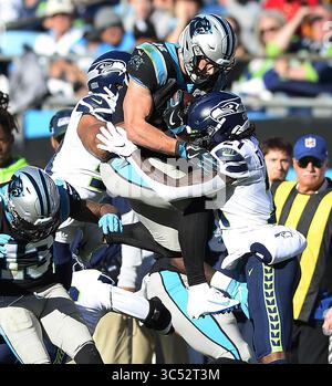 3 juillet 2018, Charlotte, NC, USA : Carolina Panthers Running back Christian McCaffrey (22 ans) saute vers le haut alors qu'il tente de gagner plus de distance contre le cornerback des Seattle Seahawks Tre Flowers (21 ans) en première mi-temps au Bank of America Stadium le dimanche 15 décembre 2019. (Crédit image : © TNS via ZUMA Wire) Banque D'Images
