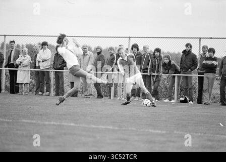 Terrasvogels - DSOV, Football, 05-10-1980 Whizgle News, Dutch Desk, pays-Bas, 1950-2000 Un match de football se déroule alors qu'un joueur frappe le ballon tandis qu'un autre tente de le bloquer, avec une foule de spectateurs regardant attentivement derrière une clôture. Banque D'Images