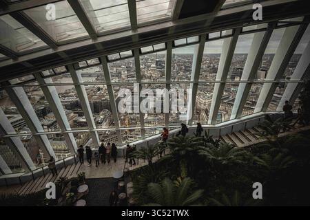 13 décembre 2019, Londres, Londres, Royaume-Uni : Londres, United Kingom. 13 décembre 2019 : .les visiteurs du â€šSky Gardenâ€™ profitent de la vue sur un matin nuageux de Londres après le retour de la Grande-Bretagne aux urnes pour les troisièmes élections législatives depuis 2015, donnant aux conservateurs une victoire écrasante pour mettre fin aux désaccords sur le départ du pays de l'UE. (Crédit image : © Matthias OesterleZUMA Wire) Banque D'Images