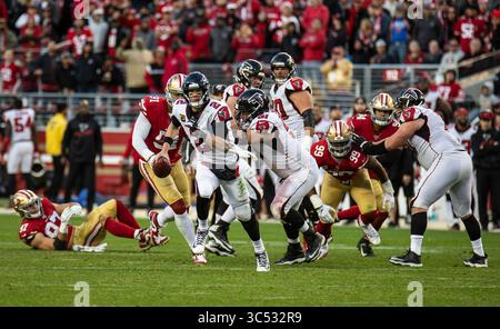 15 décembre 2019 Santa Clara, CA U.S.A Atlanta Falcons quarterback Matt Ryan (2) court avec le ballon pendant le match de football NFL entre les Atlanta Falcons et la victoire des 49ers de San Francisco 29-22 au Levi Stadium San Francisco Calif. Thurman James / CSM(image de crédit : &copy ; Thurman James/CSM via ZUMA Wire) Banque D'Images
