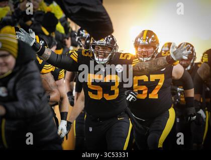 15 décembre 2019, Pittsburgh, Pennsylvanie, États-Unis : le centre des Steelers de Pittsburgh Maurkice Pouncey (53) et les Steelers de Pittsburgh courent sur le terrain avant le début du match. (Crédit image : © Brian Kunst/ZUMA Wire) Banque D'Images