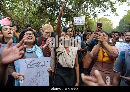 16 décembre 2019, Kolkata, Inde : des étudiants de l'Université de Jadavpur scandent des slogans lors de la manifestation contre la loi modifiant la loi sur la citoyenneté et condamnent également l'atrocité brutale de l'État à l'Université Jamia Milia Islamia. (Crédit image : © Avijit Ghosh/SOPA images via ZUMA Wire) Banque D'Images