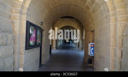 Couloir d'arche en pierre à l'Université de Stanford, mêlant architecture historique et vie sur le campus Banque D'Images